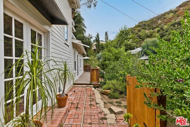 Building Photo - 1529 N Beverly Glen Blvd