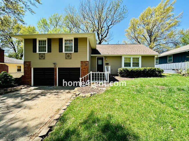 Foto del edificio - Attractive Overland Park Home, Wood Floors...