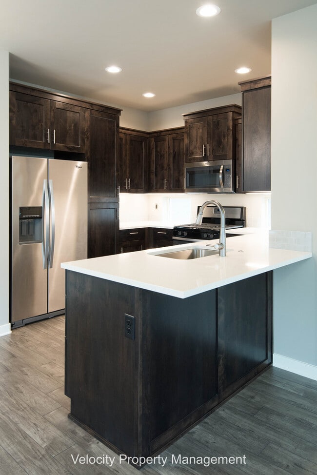 Building Photo - Beautiful Home in the Lovely Bridges Neighborhood.