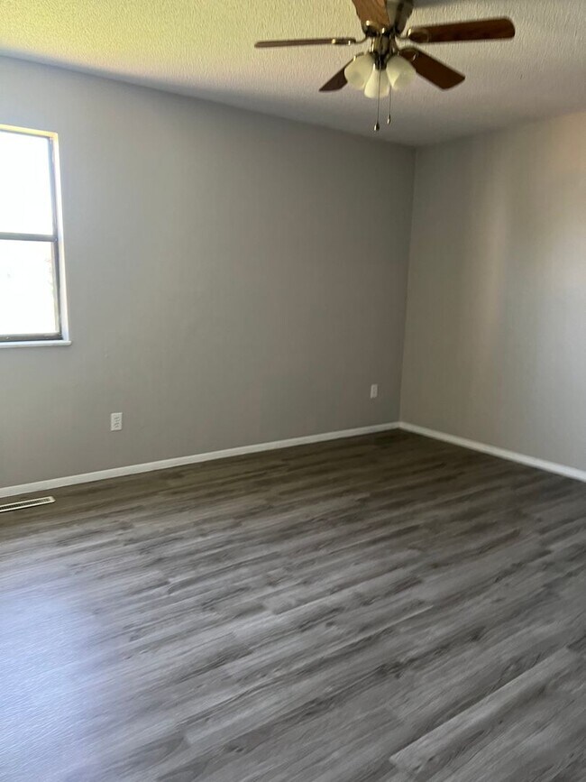 Building Photo - Spacious 2 bedroom 1 bathroom duplex in a ...