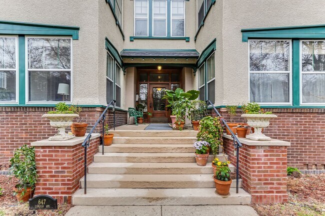 Foto del edificio - Stunning oversized 2 Bed/2Bath Condo in Cr...