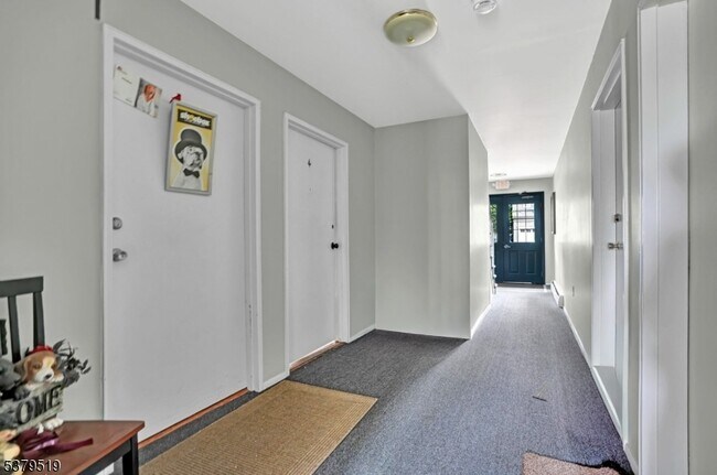 Foto del edificio - 32 Woodedge Ave