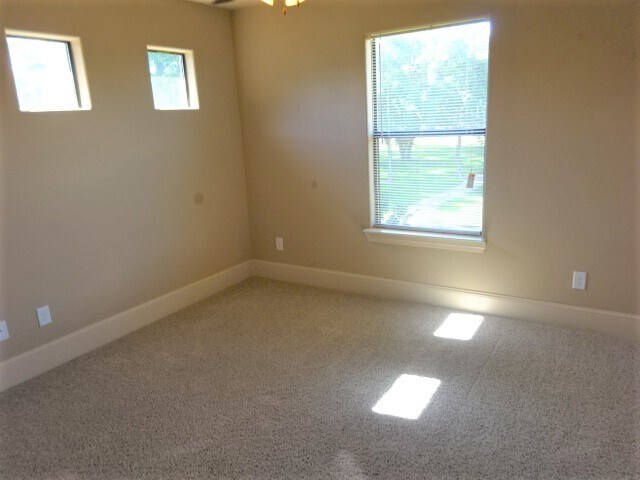 Building Photo - 2109 Woodland Bend