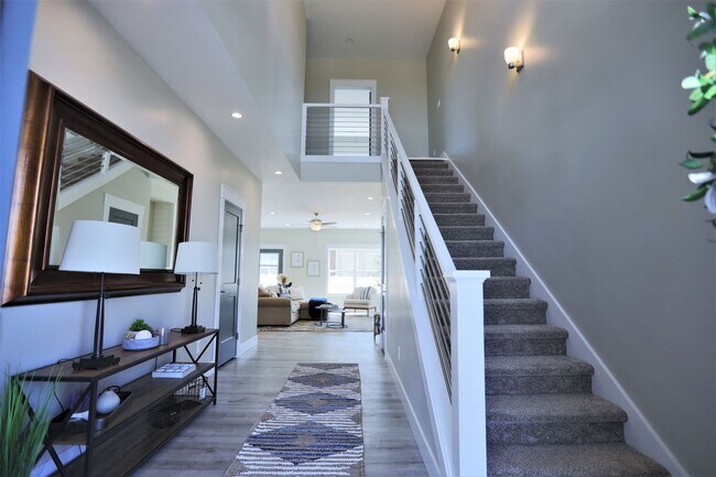 Foto del edificio - Like New 3BD/2.5BA with 2 Car Garage- 1 Fr...