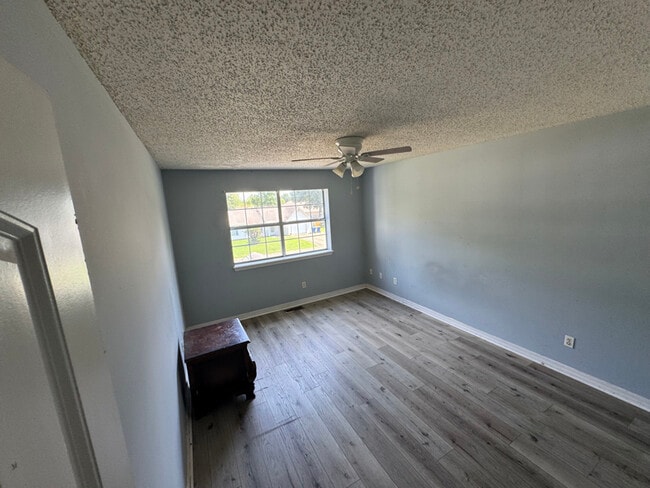 Building Photo - 33 Park Cir