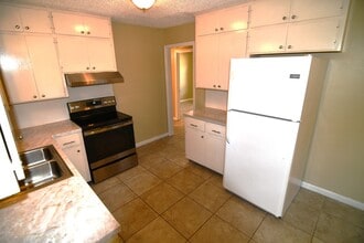 Building Photo - 11535 St Lawrence Dr