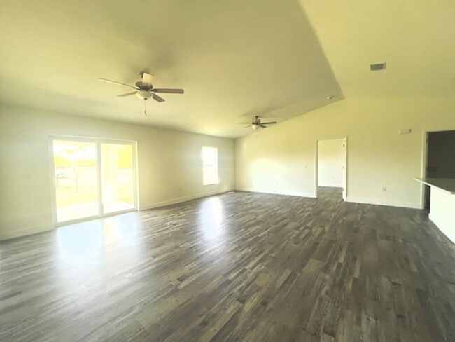 Foto del edificio - COMING SOON! NW CAPE CORAL - 4 Bedrooms - 3 Bathrooms - 2 Car Garage