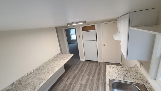 Renovated kitchen with new appliances - perfect for hosting guests or cooking up a storm! - 7 White St
