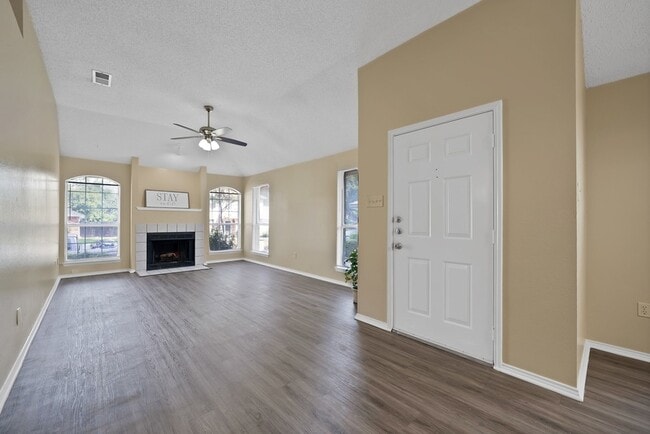 Foto del edificio - 4308 Elliott Oaks Dr