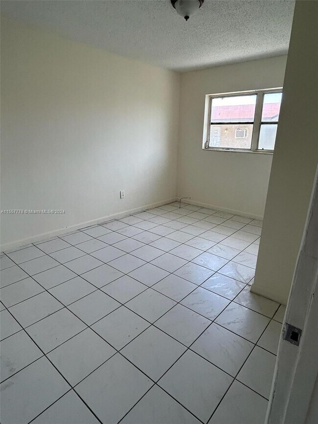 Foto del edificio - 2651 NW 13th St