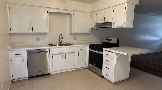 Foto del edificio - 1444 N Lemoore Ave