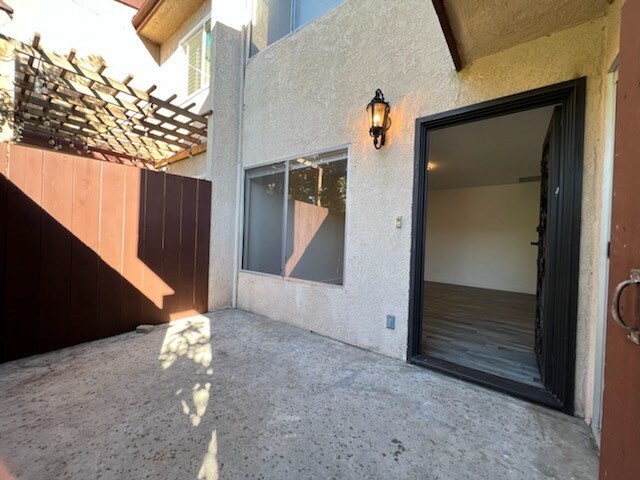 Building Photo - 7300 Lennox Ave