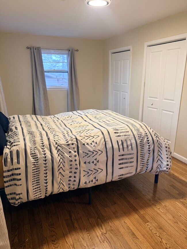 Building Photo - 2559 Clifton Springs Manor