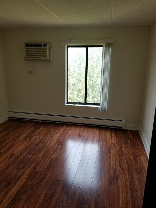 300 W Fullerton Ave Unit 303, Addison, IL 60101 Condo for Rent in Addison, IL