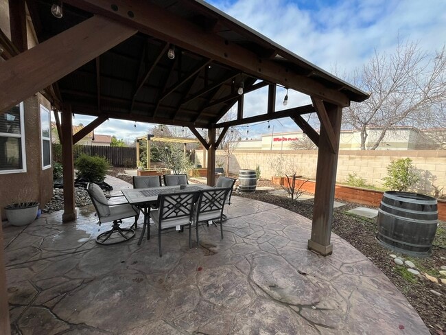 Building Photo - 5183 E Lowe Ave