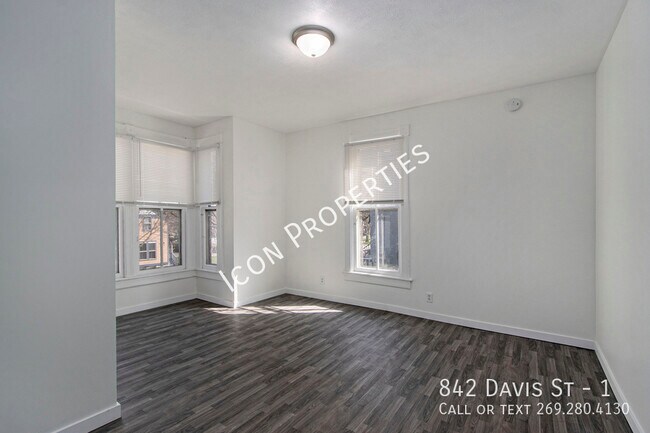 Foto del edificio - HUGE STUDIO W/ WALK IN CLOSET!