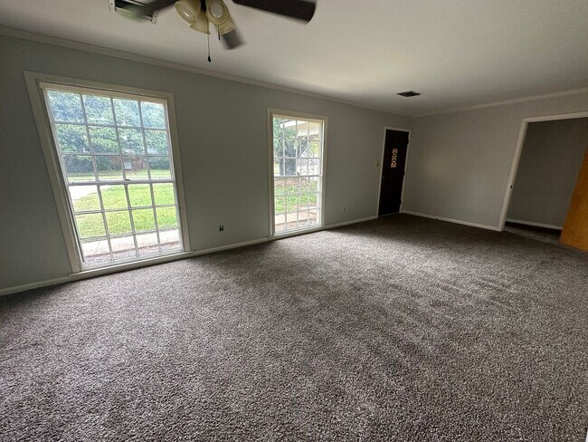 Building Photo - Large 3 Bedroom Home