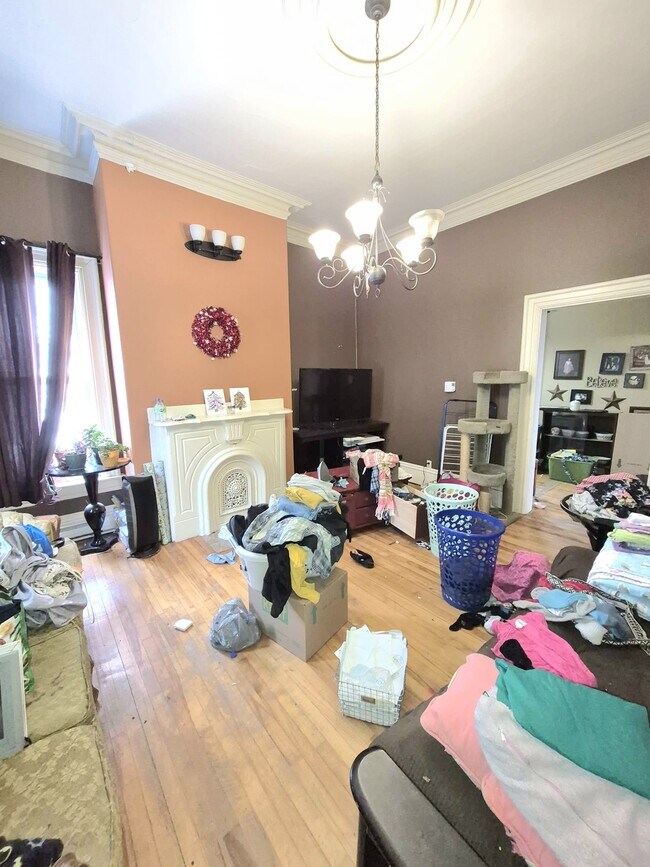 Photo du bâtiment - For Rent — Spacious 3-Bedroom | 1 Bathroom House | Available January 1st!