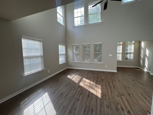 Building Photo - Charming 3 Bed/2.5 Bath Townhome in Cornel...