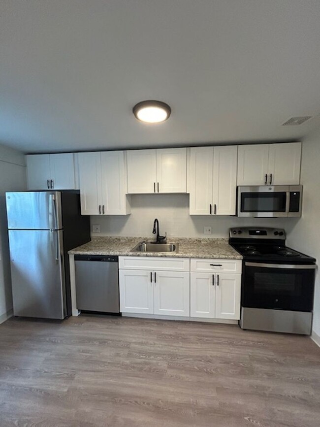 Building Photo - Newly Renovated 2 Bedroom Apartment in Roc...