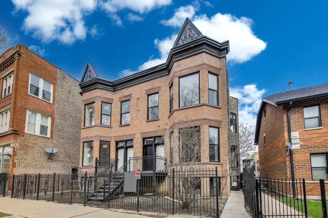 Photo - 1311 N Rockwell St (Chicago, IL)