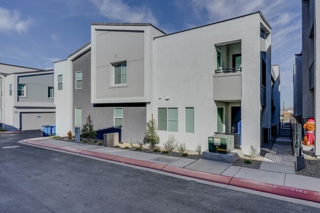 Foto del edificio - Modern Townhome Living in Henderson’s Historic Water District!