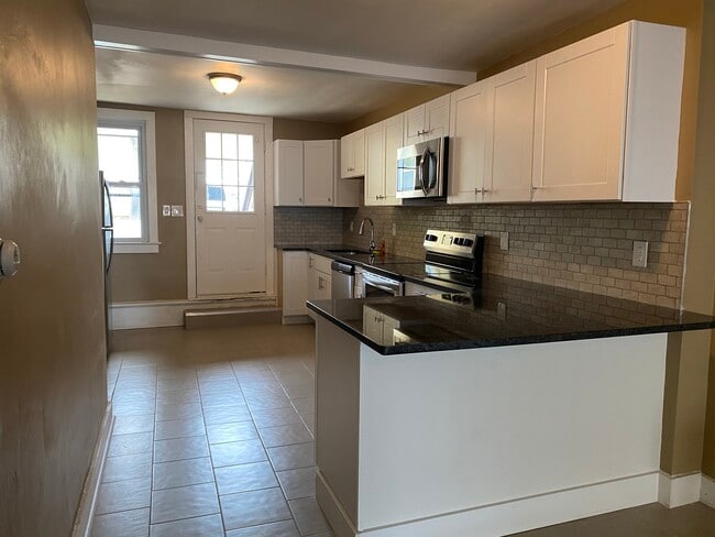 Building Photo - 124 Main St