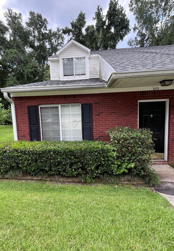 Primary Photo - 3 BR/ 2 BA townhome located in Lakeshore E...