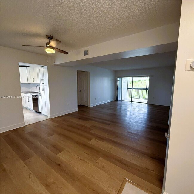 Foto del edificio - 731 N Pine Island Rd