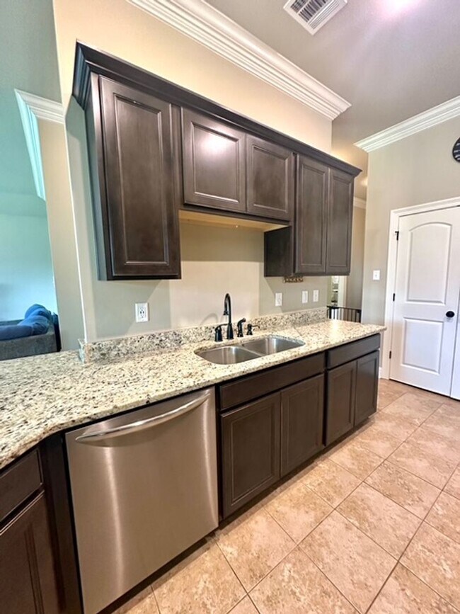 Foto del edificio - 12249 Grand Wood Ave