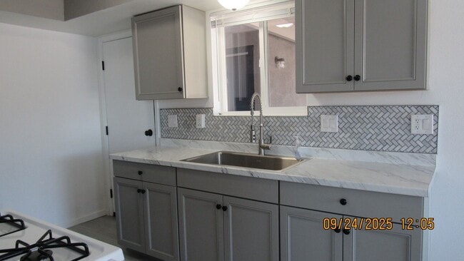 Foto del edificio - 3 bedroom 2 bathroom with Solar!!!!