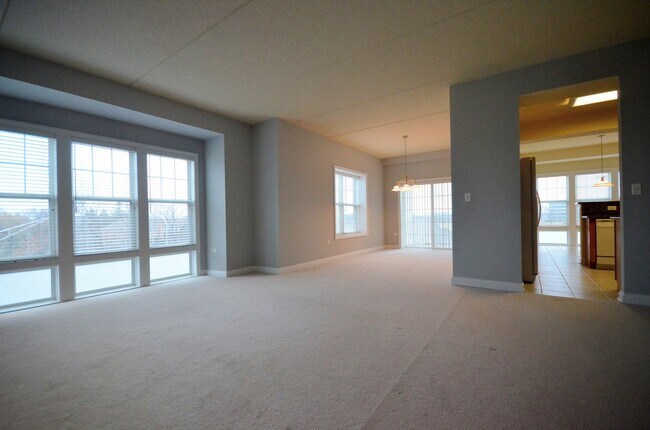 Building Photo - 101 Pointe Dr
