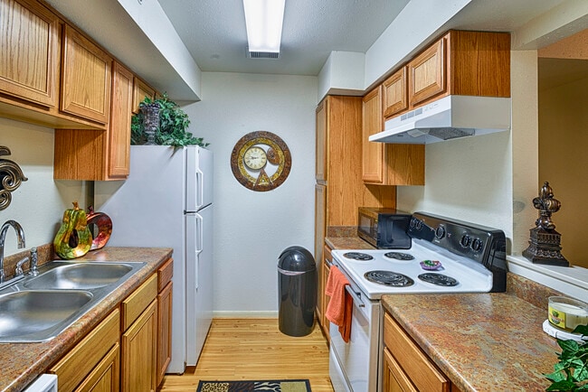 Building Photo - Woodcreek Village Apartments