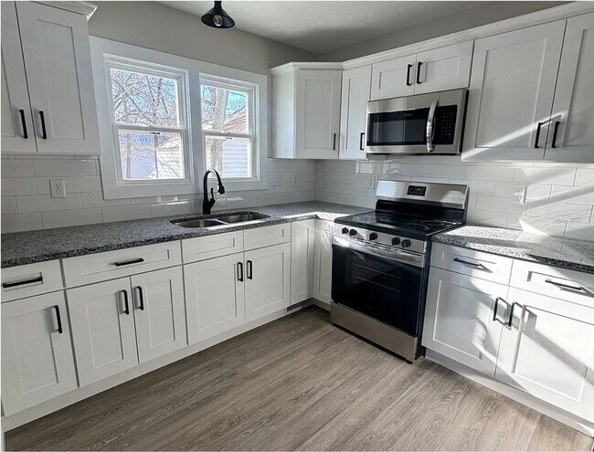 Foto del edificio - Fully Renovated - Walk to Campus or WL Schools!