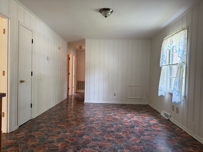 Building Photo - 3 Bedroom/1 Bath home for rent