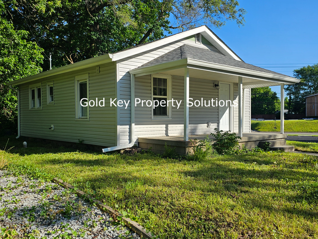 Building Photo - Completely Updated 2 Bedroom/1 Bath (Secti...