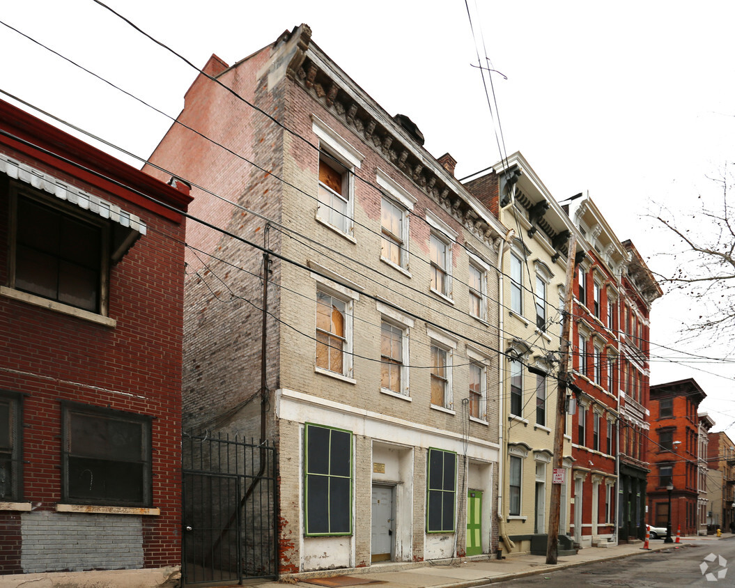 Primary Photo - 110 E 14th St