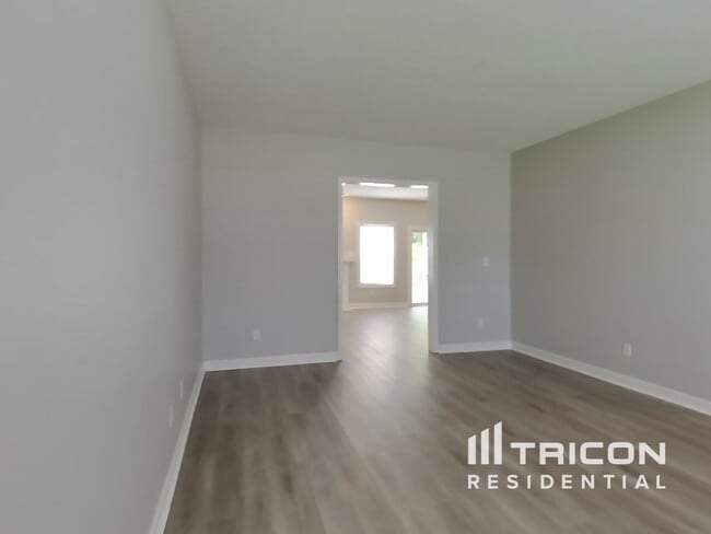 Building Photo - 2990 Parkview Dr