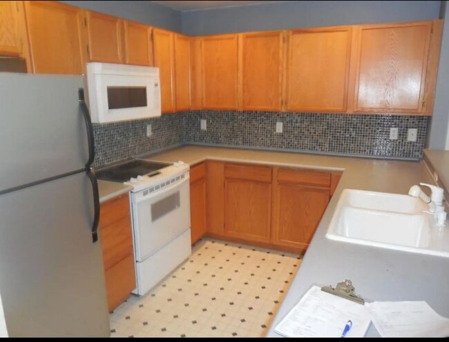 Foto del edificio - Preleasing, 4 Bedroom Townhouse just minut...