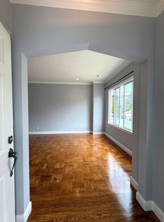 Foto del edificio - UPDATED BRIGHT 1500/ft 3BR/2BR+Bonus+1GR H...