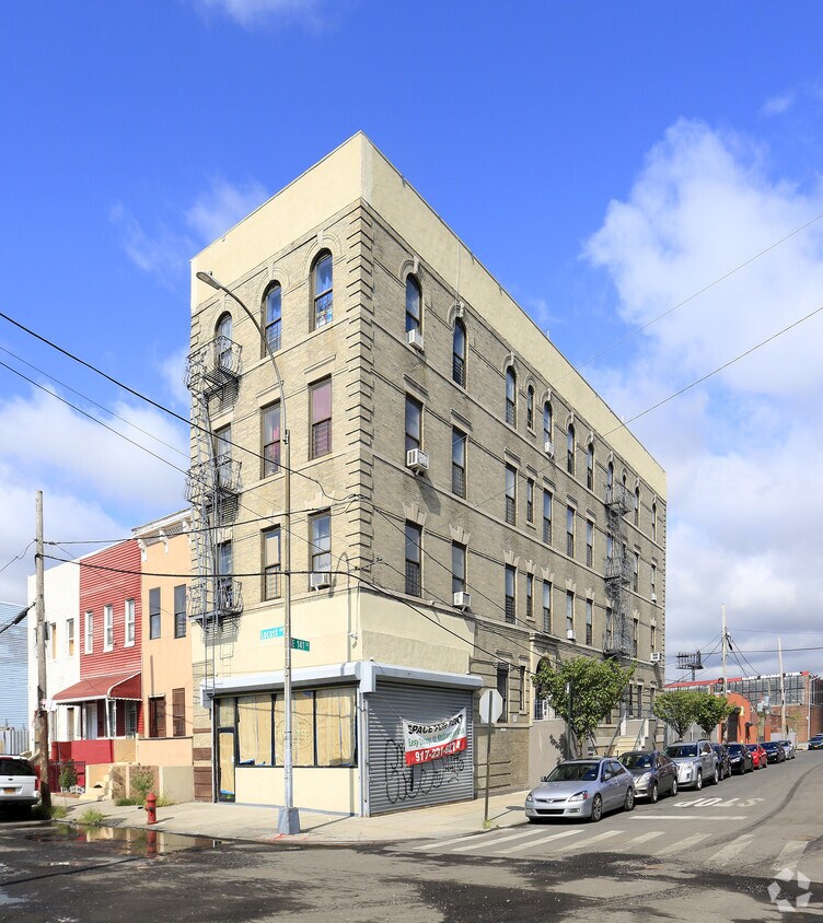 Building Photo - 906 E 141st St
