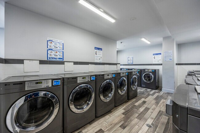Photo du bâtiment - Cedarwood Suites