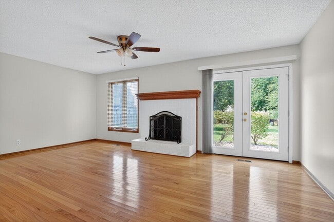 Building Photo - Updated 2 Bedroom 3 Bath townhome with ful...