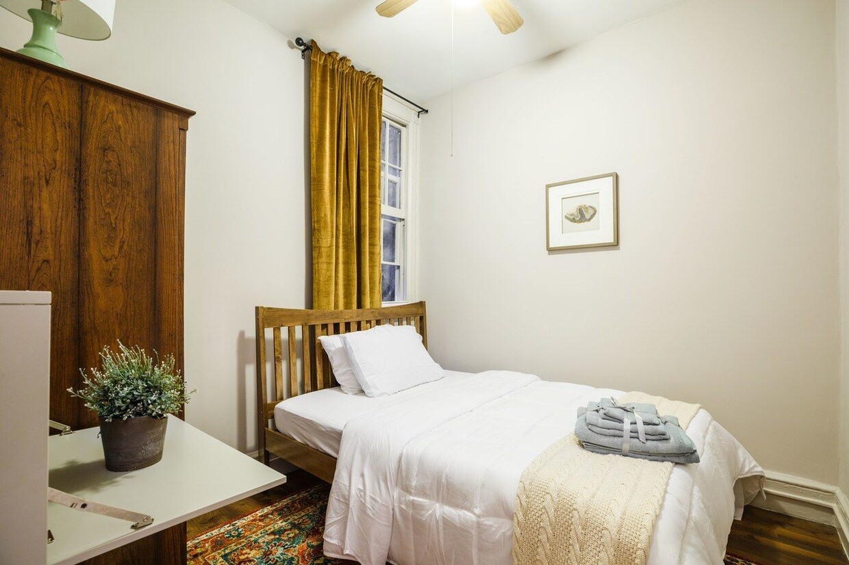 Primary Photo - Full room in 5-bed/1.0-bath Home