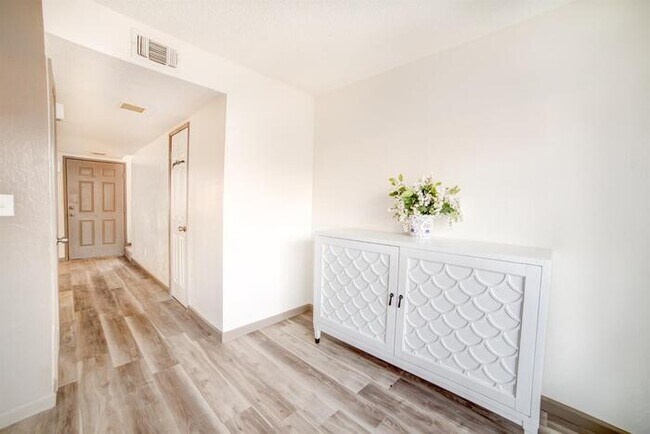 Foto del edificio - 5901 Bamford Dr