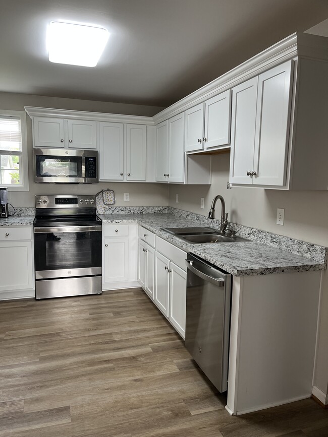 Building Photo - 176 Deerfield Ct