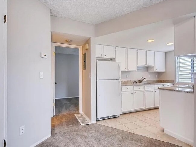 Building Photo - 17050 E Ford Dr