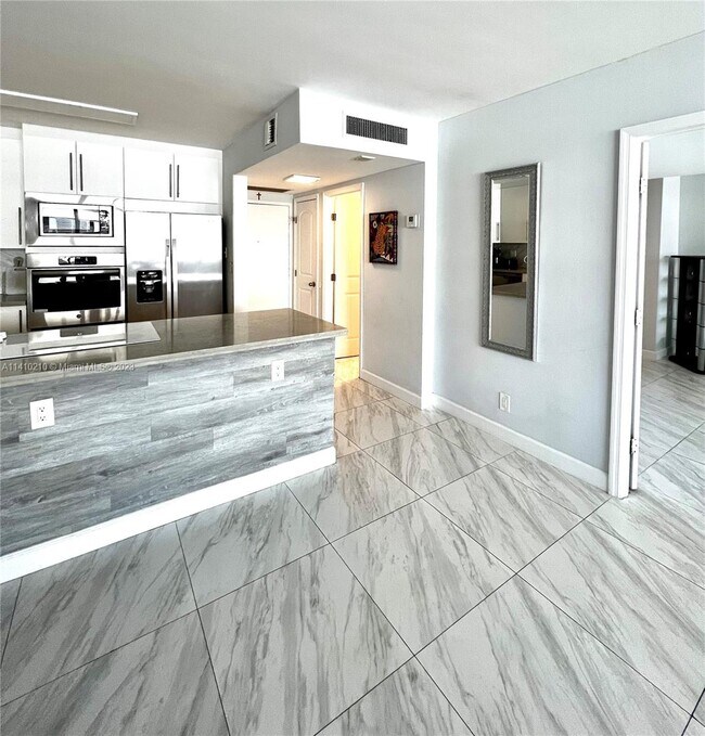 Building Photo - 3725 S Ocean Dr