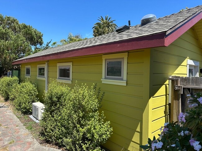 Building Photo - 542 Bellevue St