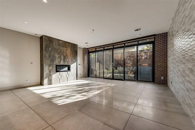 Building Photo - "Luxurious 3-Bed Oasis with 5 Full Baths in Prime Dallas Location - 4,666 Sq Ft of Elegance!"